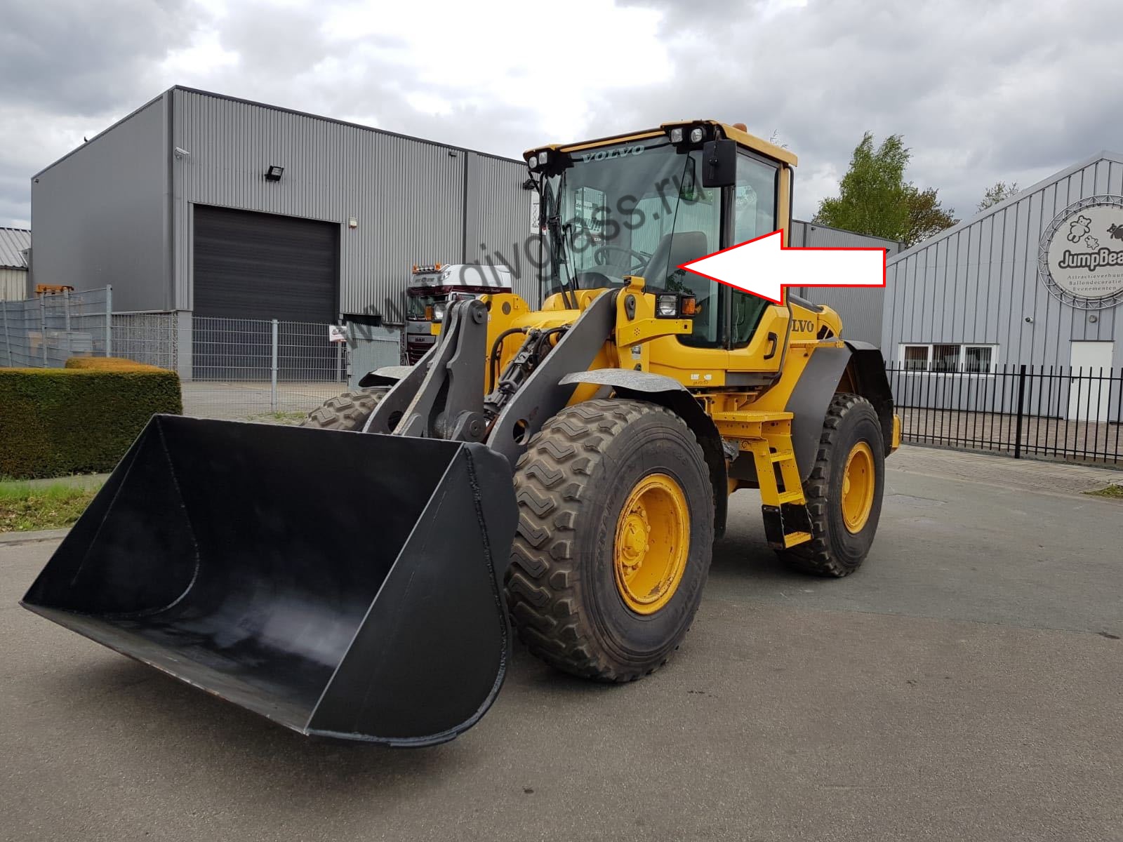 Фронтальный погрузчик VOLVO L60F / L60G, L70F / L70G, L90F / L90G, L110F / L110G, L120F / L120G, L150F / L150G, L180F / L180G, L220F / L220G, L350F / L350G - Стекло лобовое левое (триплекс/закаленное),
размер 435 мм * 1325 мм
​